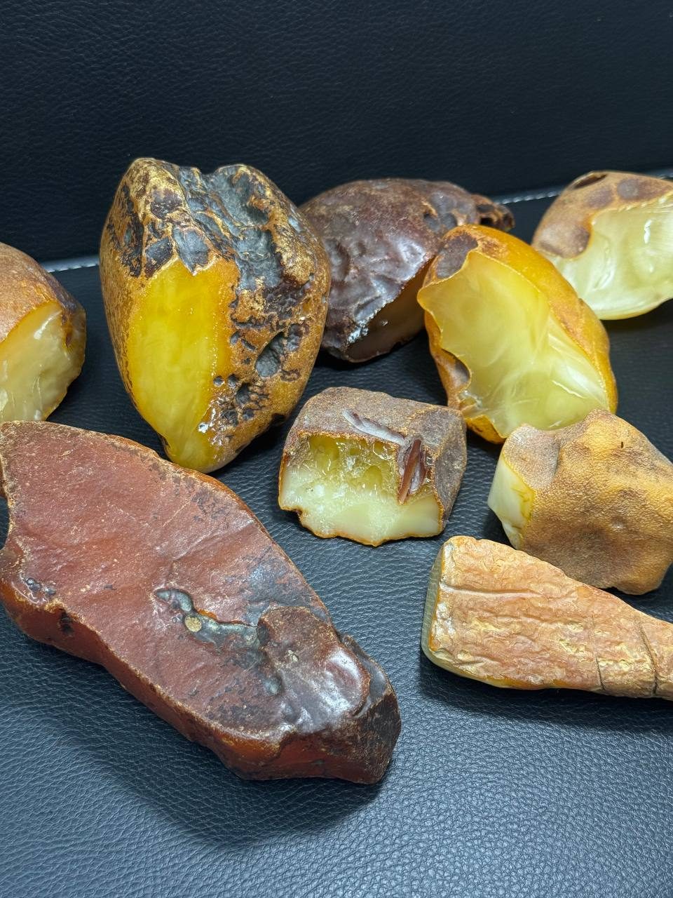 Ham Ukrayna kehribarı taşları, kesitte bal sarısı ve beyaz renk tonları